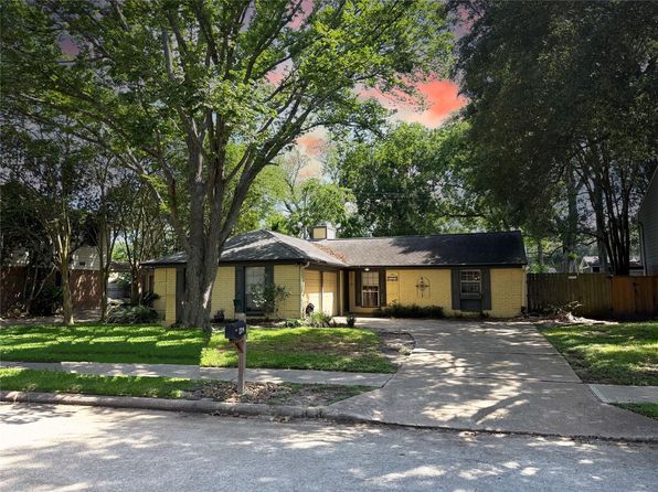 2319 Colleen Dr, Pearland, TX 77581