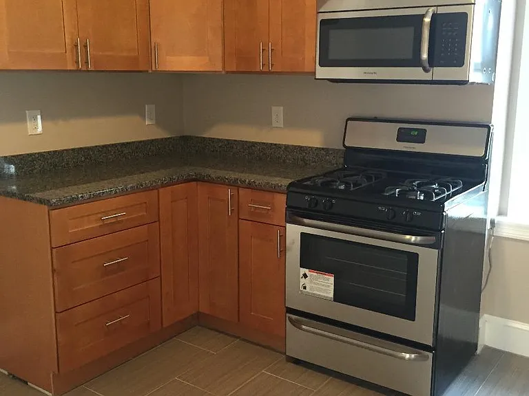 241 Maverick St #3R — Photo 3