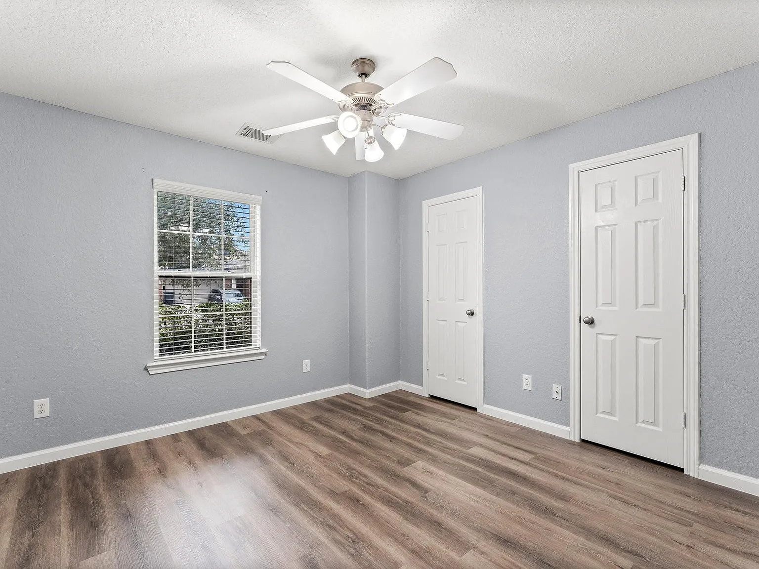 4 bed, 2.0 bath, 2058 sqft, $2,300 — Photo 4