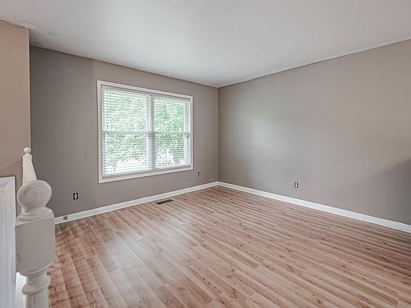 3rd image of 7388 Oakdale Dr