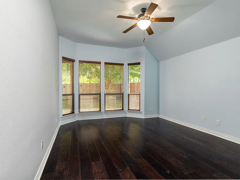 305 Dorset Ct — Photo 35