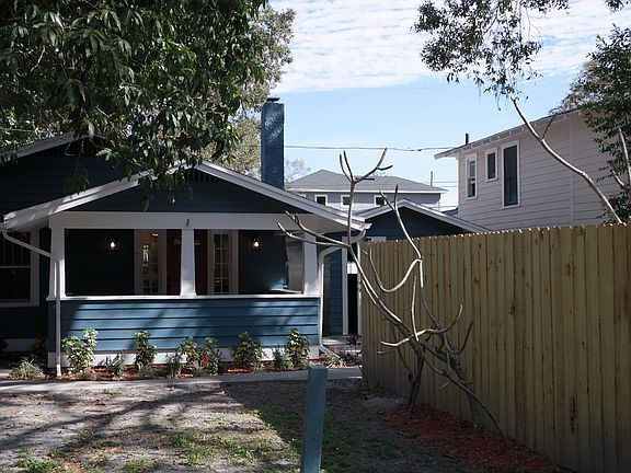 4th image of 1015 Yale St N