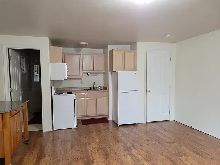 326 NE Kingwood Pl — Photo 5