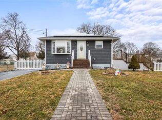 25 Seymour Dr, Shirley, NY