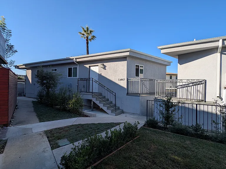 13435 Moorpark St — Photo 4