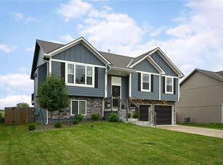 20800 Copper Creek Dr, Peculiar, MO 64078