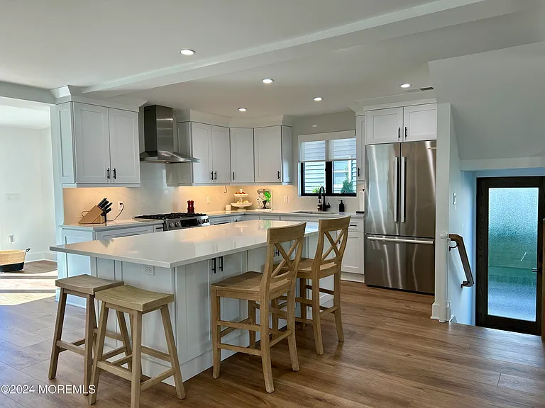 411 Sylvania Ave — Photo 9