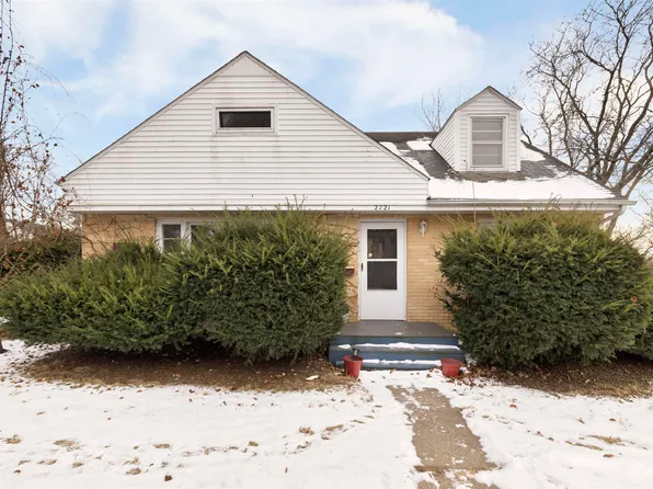 2221 Oaklawn Ave, Rockford, IL 61107