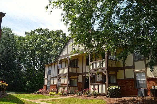 Cambridge Apartments — Photo 15