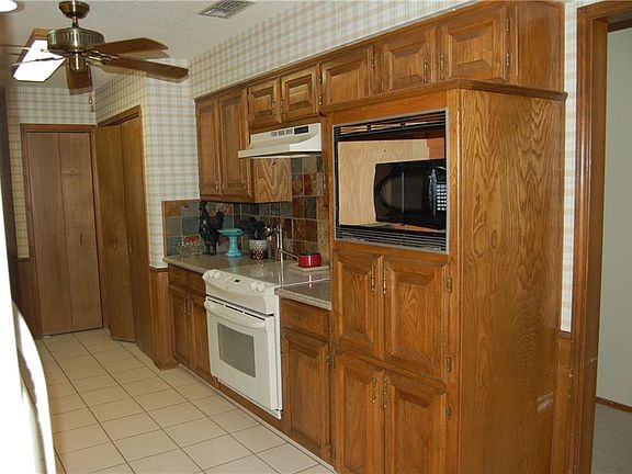 3rd image of 409 Holly Ln