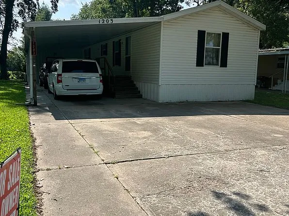1203 S Baltimore St, Olney, IL 62450