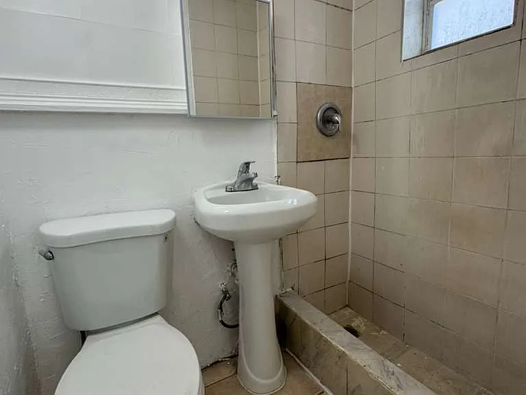 845 SW 6th St — Photo 10