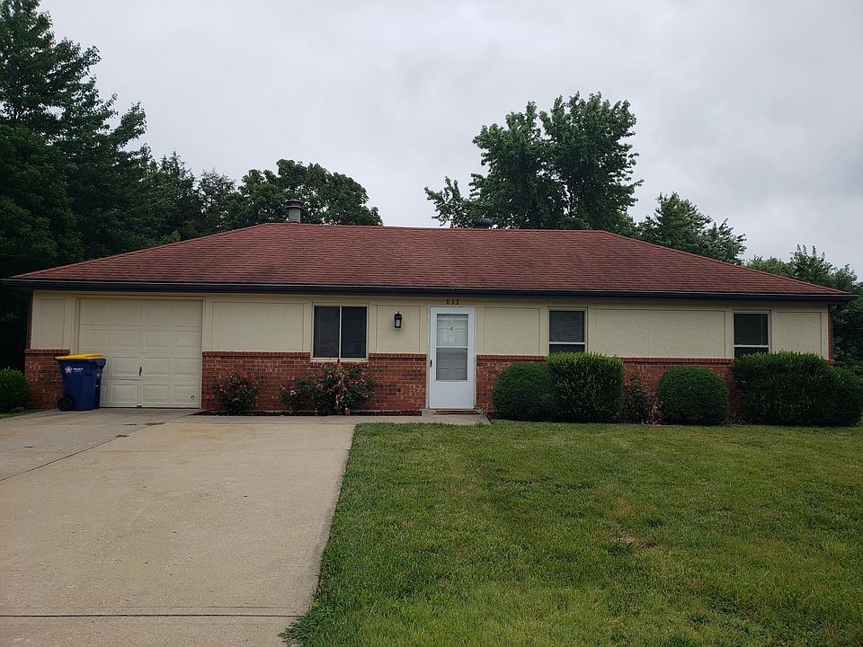 1st image of 833 NE Cambridge Dr
