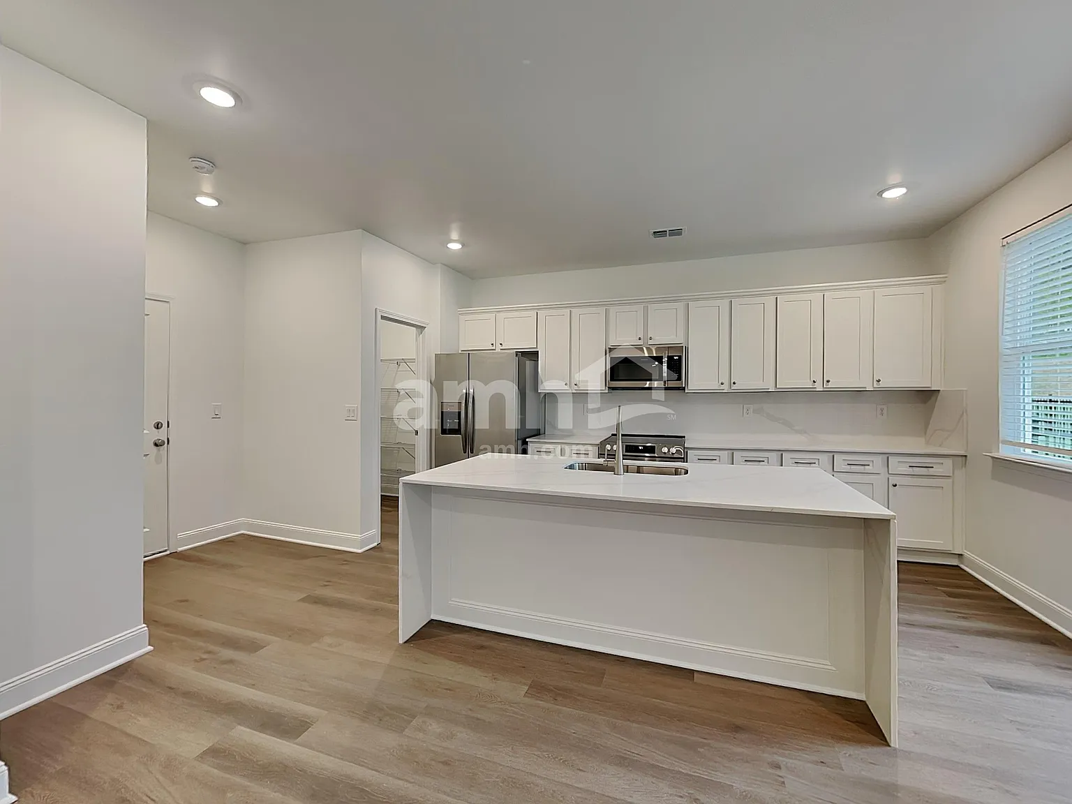 5 bed, 3.0 bath, 2502 sqft, $2,700 — Photo 4
