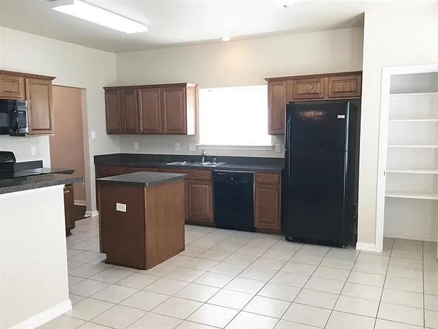4 bed, 3.0 bath, 2752 sqft, $3,010 — Photo 2