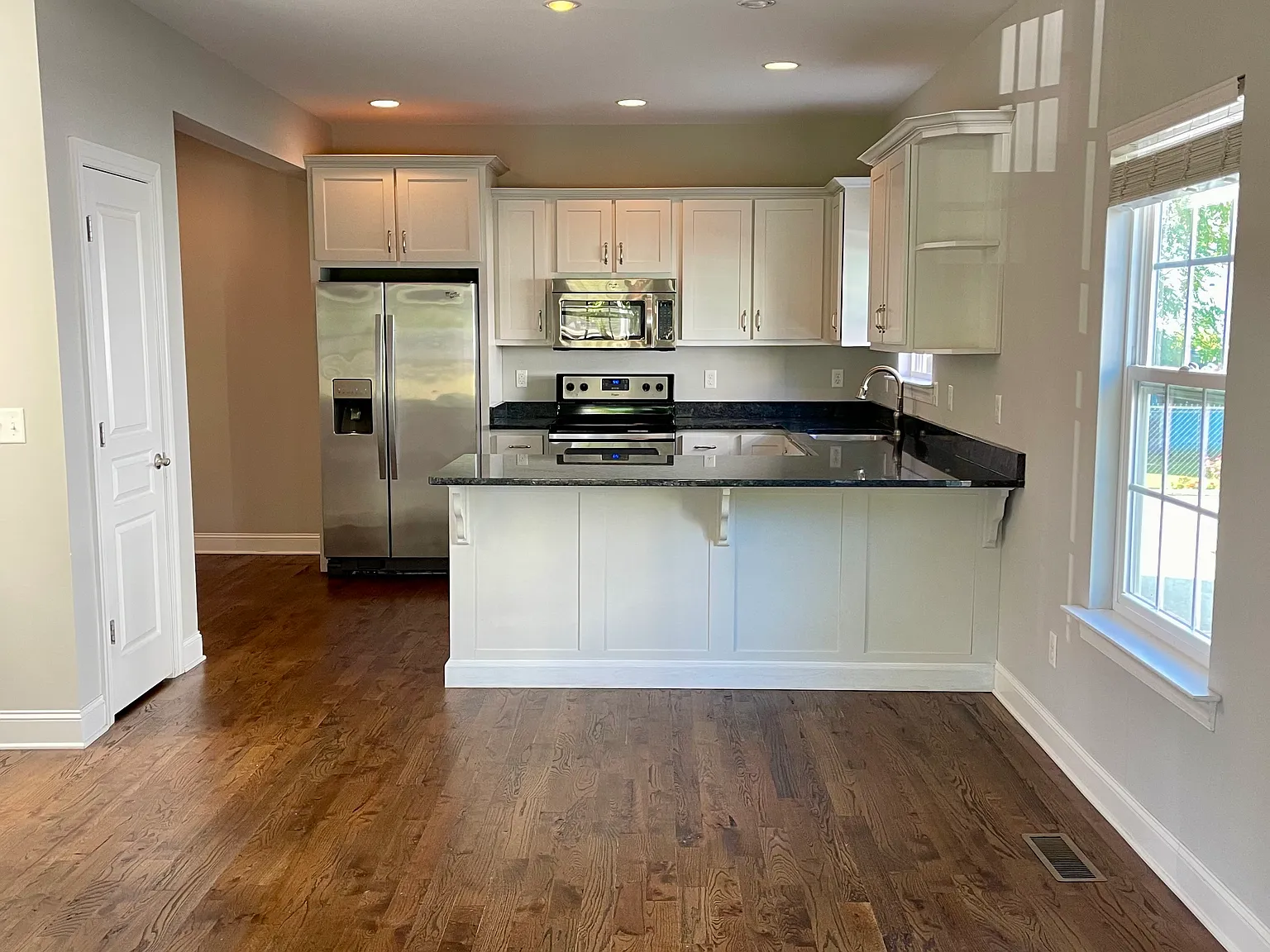 3 bed, 2.5 bath, 2096 sqft, $2,500 — Photo 3