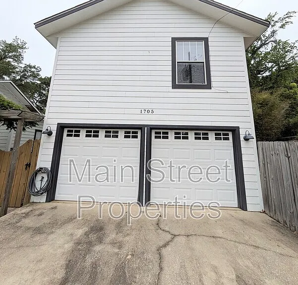 1705 N 17th Ave — Photo 1