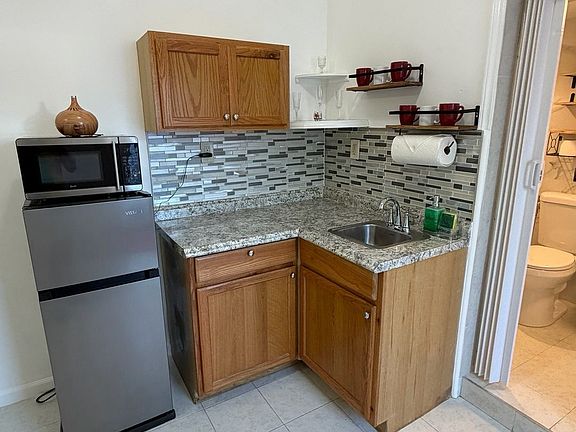 3rd image of 1834 Lauderdale Manor Dr