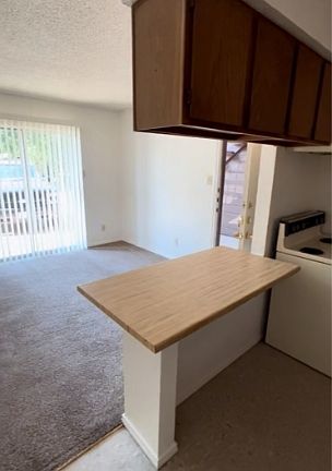 3rd image of 1075 W Vanderbilt St