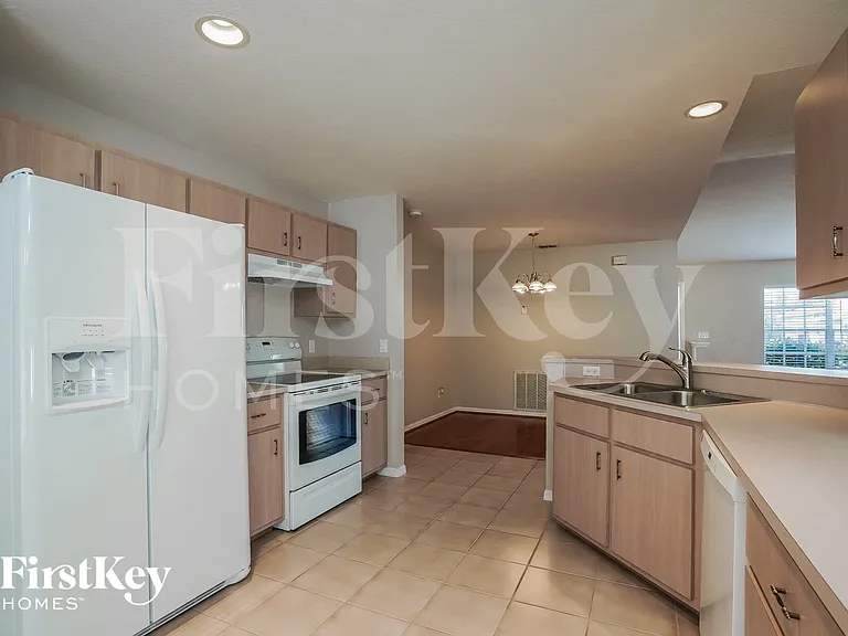 421 SE 19th St — Photo 6