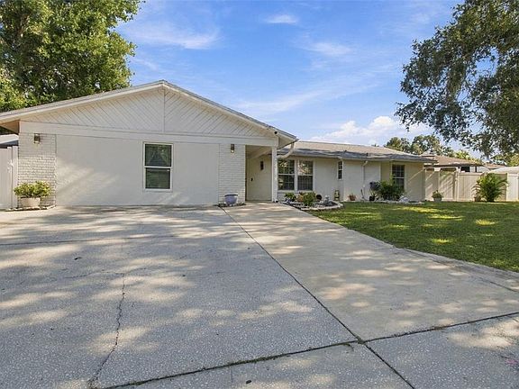 3rd image of 1325 OAKCREST DRIVE