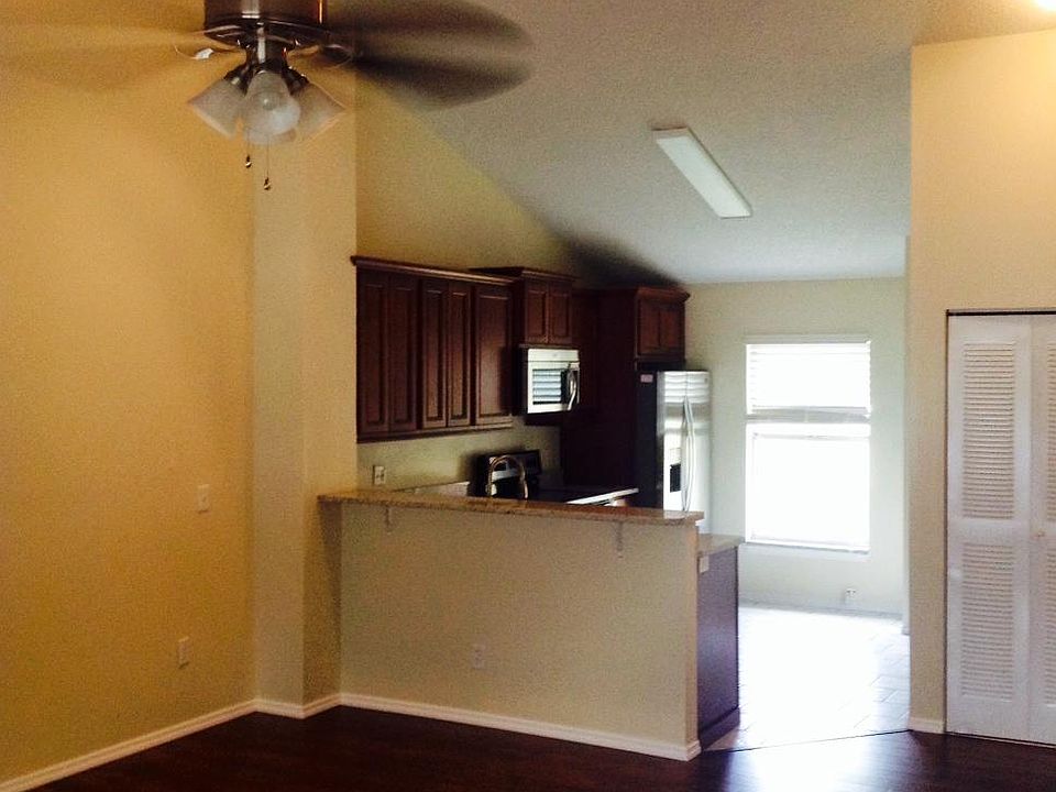LR with vaulted ceiling