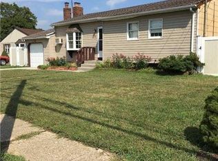 35 Evergreen Pl, Deer Park, NY 11729