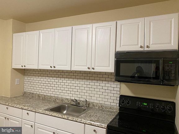 5th image of 619 E Thayer St