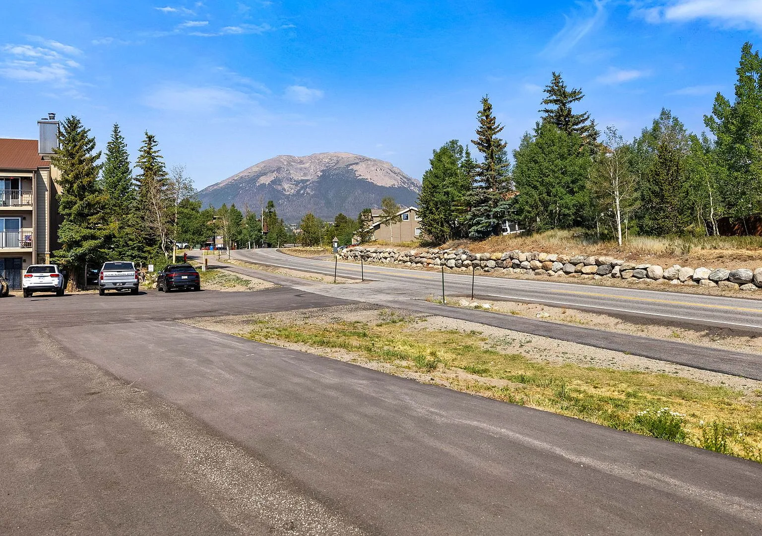 Spacious 3BR/2BA Silverthorne Condo Prime Mountain Location — Photo 1