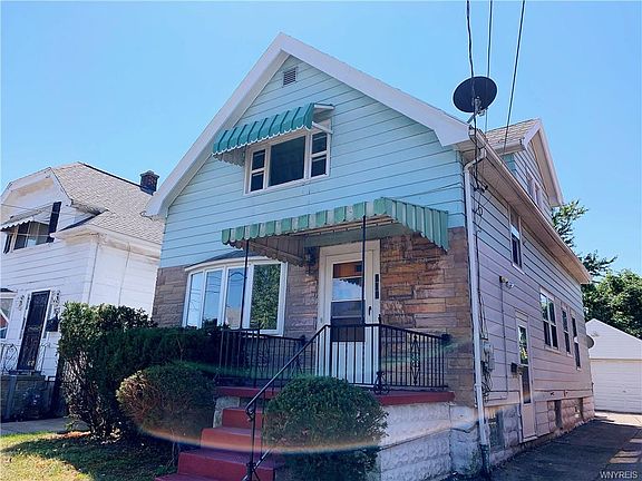 3rd image of 161 Roosevelt Ave