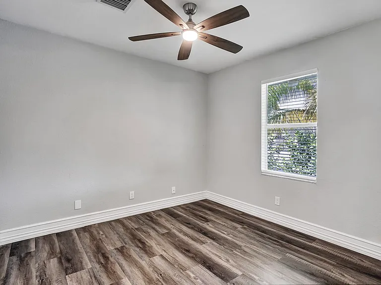 724 SW 9th St — Photo 25