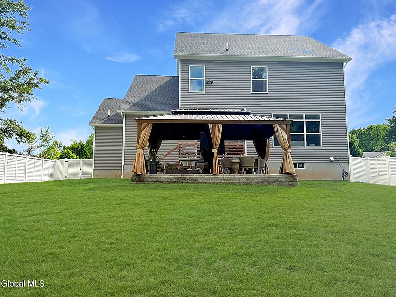 4th image of 905 Ridgeview Circle