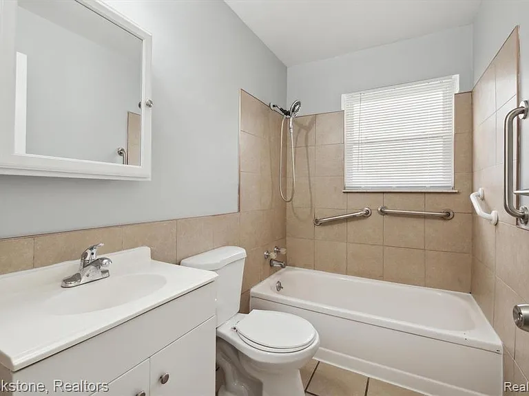 23583 Columbus Ave — Photo 12