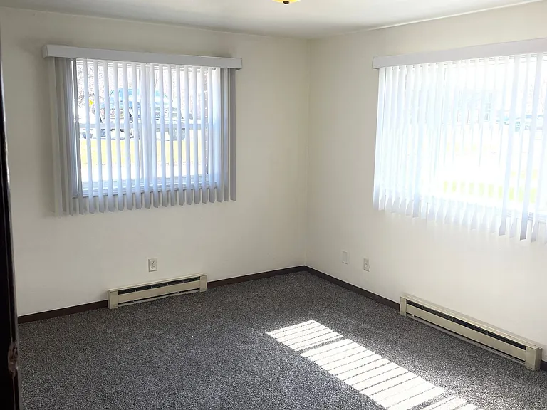 Immaculate Updated 1 and 2 Bedrooms with 1 Bath — Photo 11