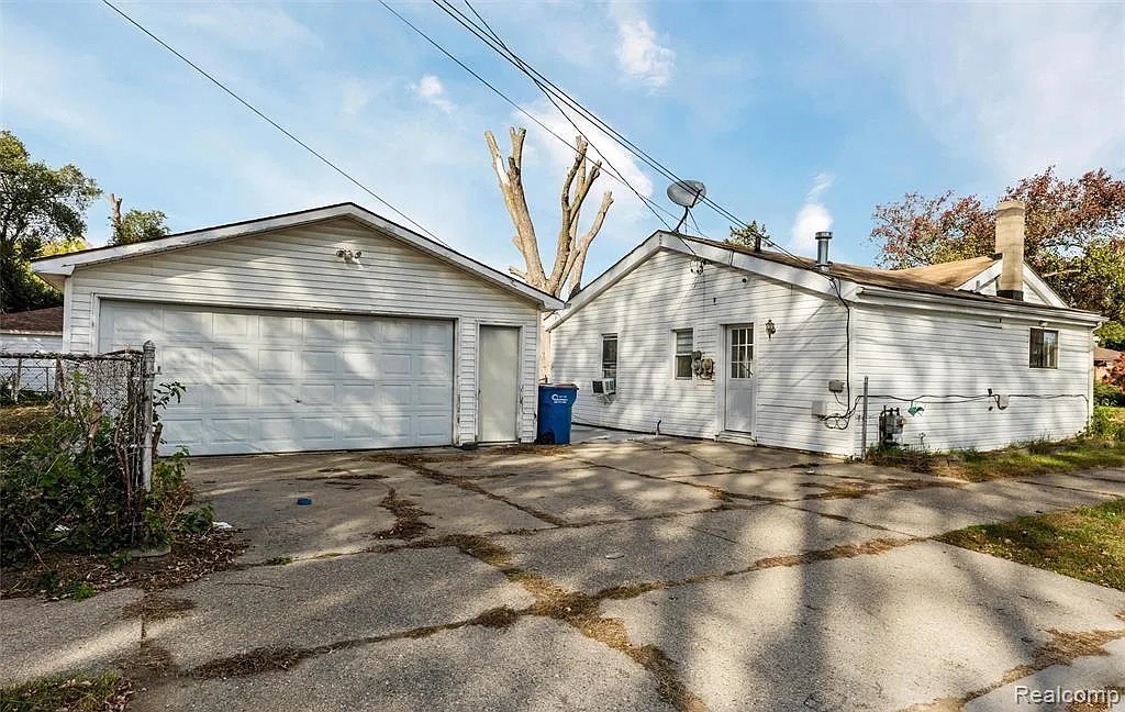 2 bed, 1.0 bath, 1102 sqft, $1,300 — Photo 3