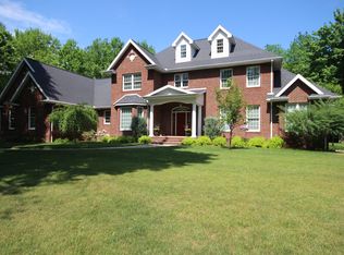 2425 E Cardinal Dr, Midland, MI 48642