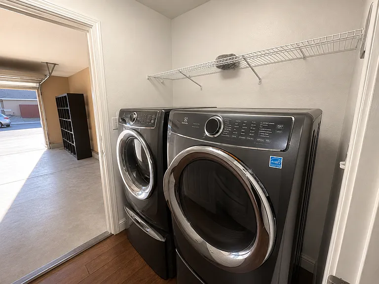 3290 N Vista Ave — Photo 17