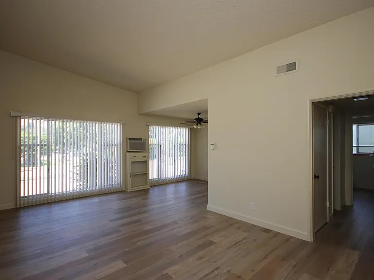 1600 W Huntington Dr #2A — Photo 2
