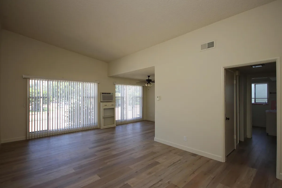 Building Photo - 1600 W Huntington Dr #2A