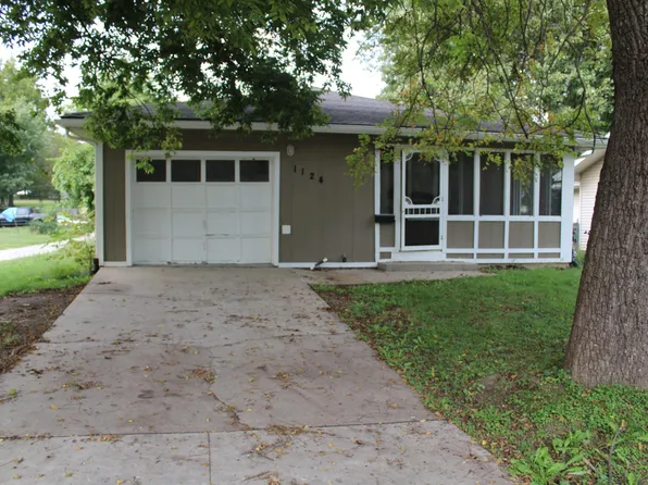 1124 Cherokee St, Leavenworth, KS 66048