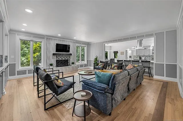 6 bed, 8134 sqft, $9,900 — Photo 2