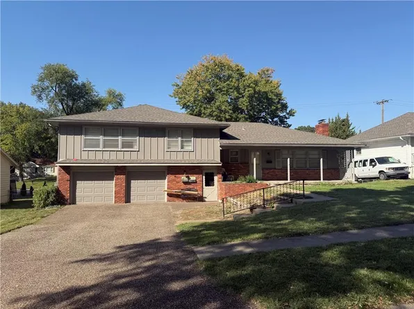 Travis Ln, Overland Park, KS 66212