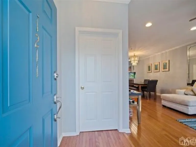 1211 Blossom Cir — Photo 2