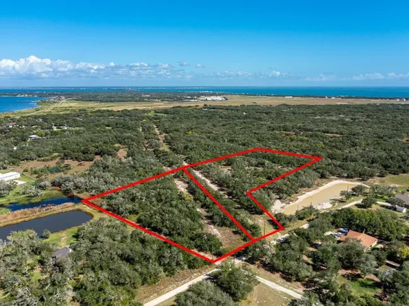 102 Palo Blanco St, Rockport, TX 78382
