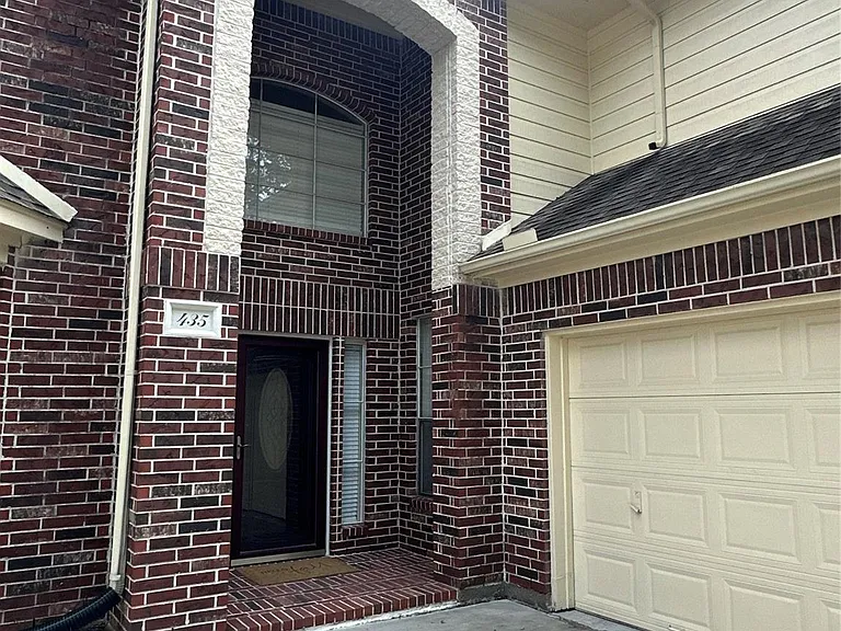 435 Leisure Dr — Photo 2