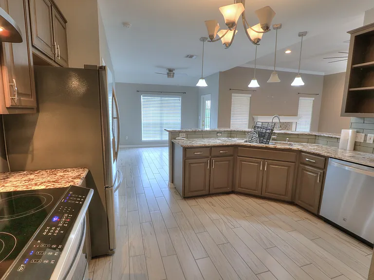 7714 Odessa Dr — Photo 10