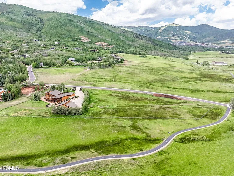 2600 Meadows Dr — Photo 40