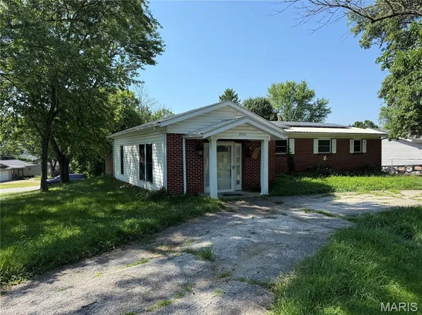 3902 Lexington Dr, Saint Charles, MO 63304