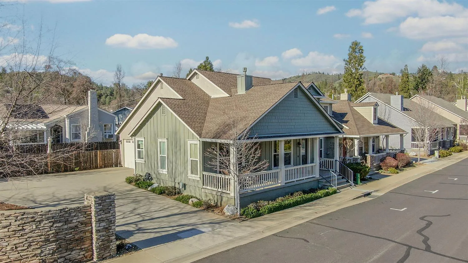 105 Fieldstone Dr photo 1