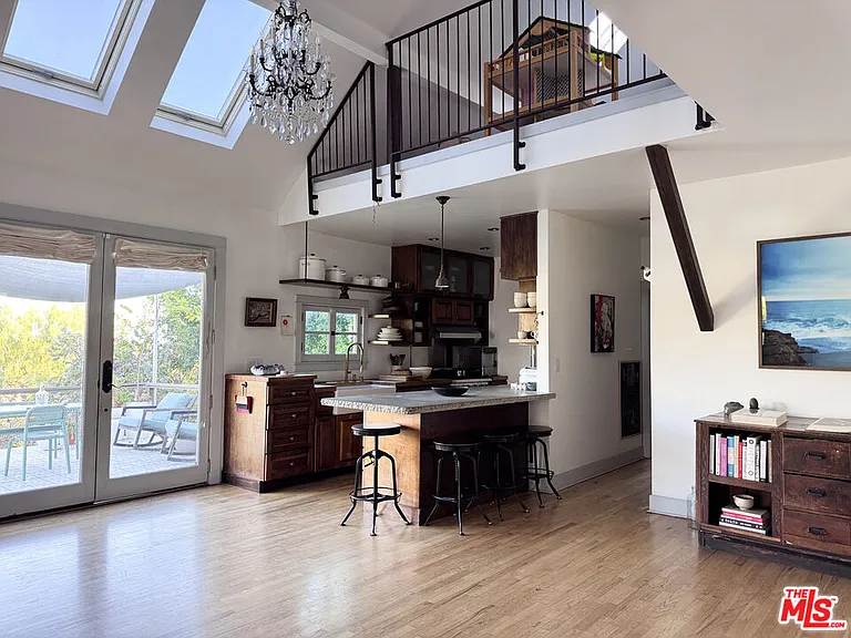814 E Edgeware Rd — Photo 3